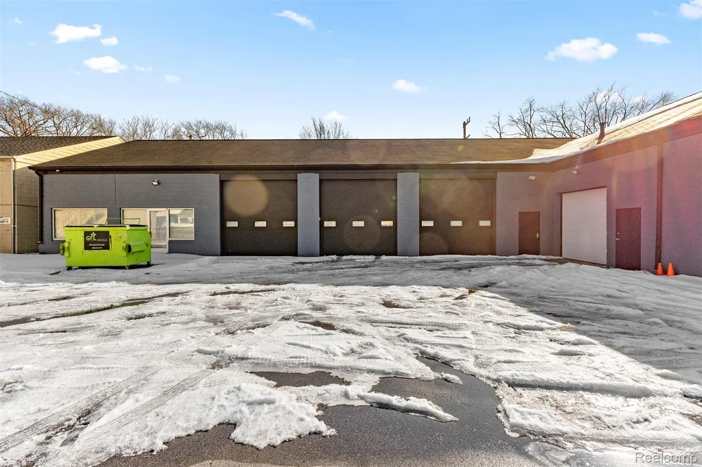26289 W 8 Mile Road Redford Charter Township MI 48240