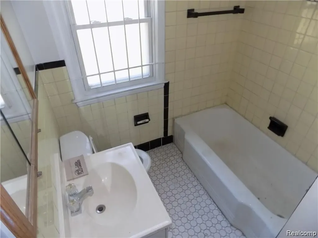 18708 Shaftsbury Avenue Detroit City MI 48219