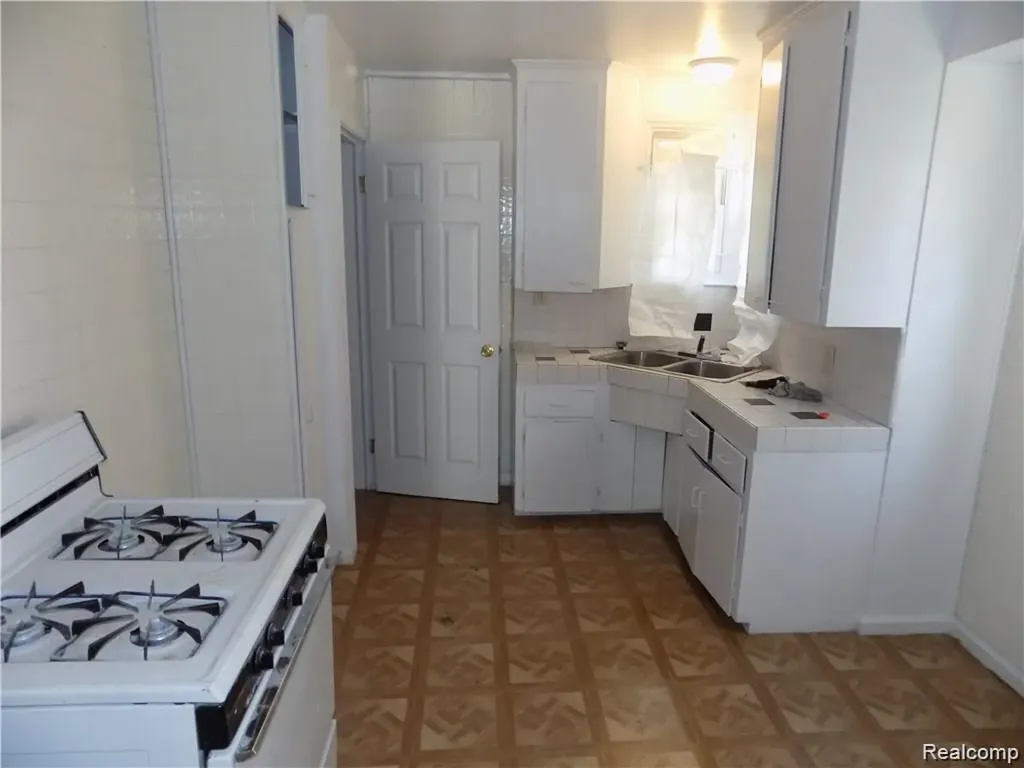 18708 Shaftsbury Avenue Detroit City MI 48219