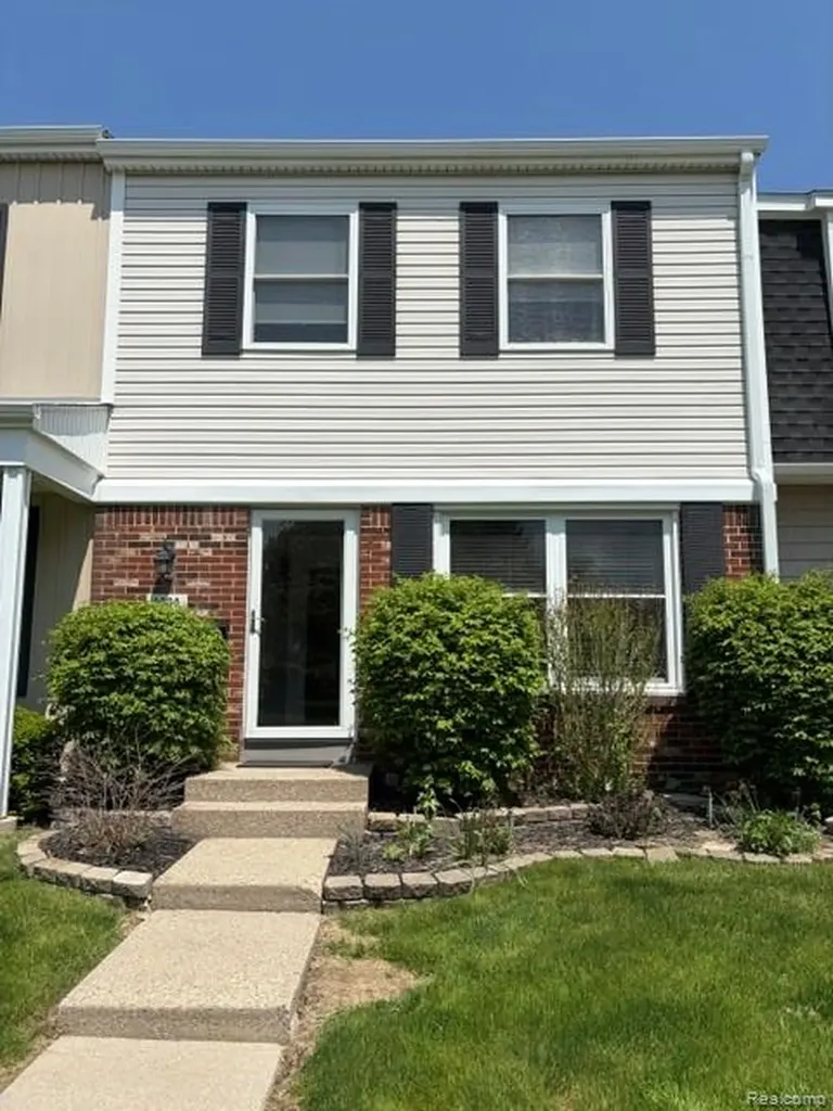 1030 Larson Court Rochester Hills City MI 48307
