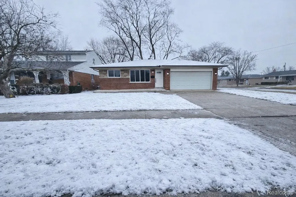 26112 Cunningham Drive Warren City MI 48091