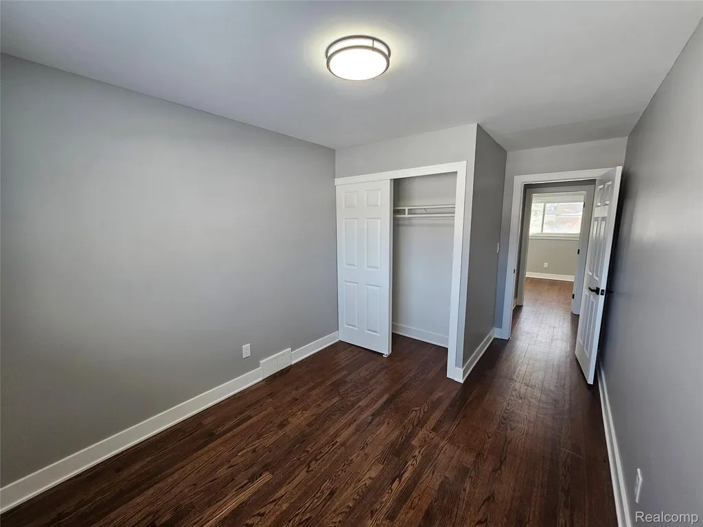 26112 Cunningham Drive Warren City MI 48091