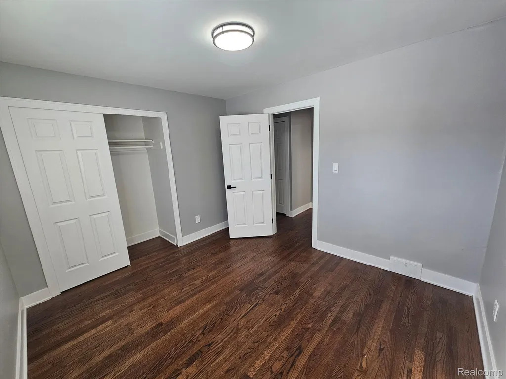 26112 Cunningham Drive Warren City MI 48091