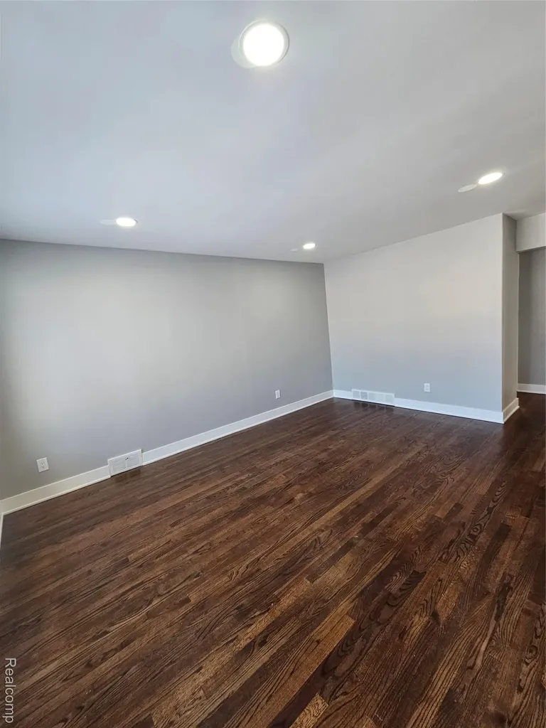 26112 Cunningham Drive Warren City MI 48091