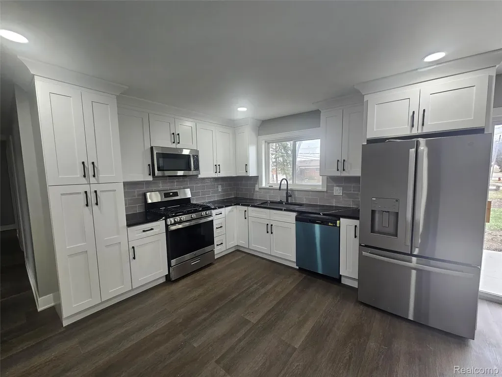 26112 Cunningham Drive Warren City MI 48091
