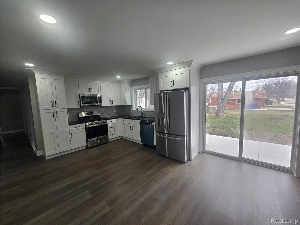 26112 Cunningham Drive Warren City MI 48091