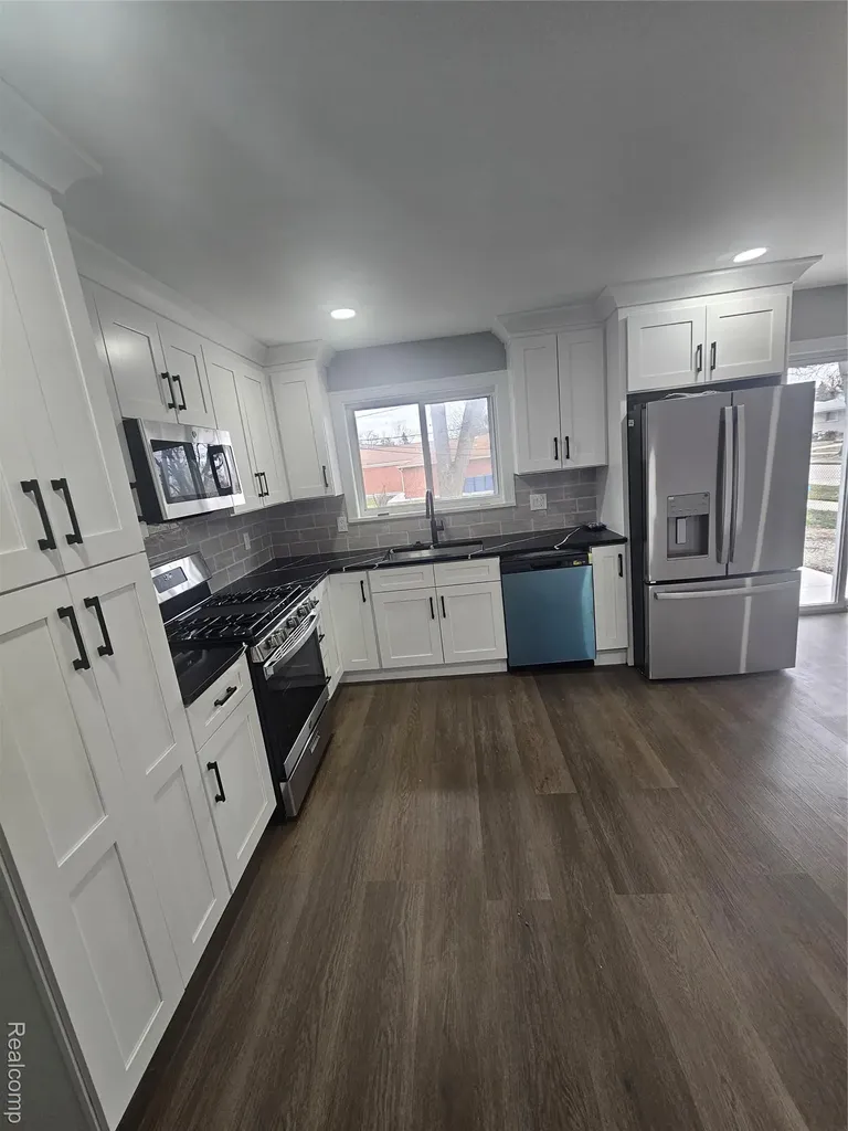 26112 Cunningham Drive Warren City MI 48091