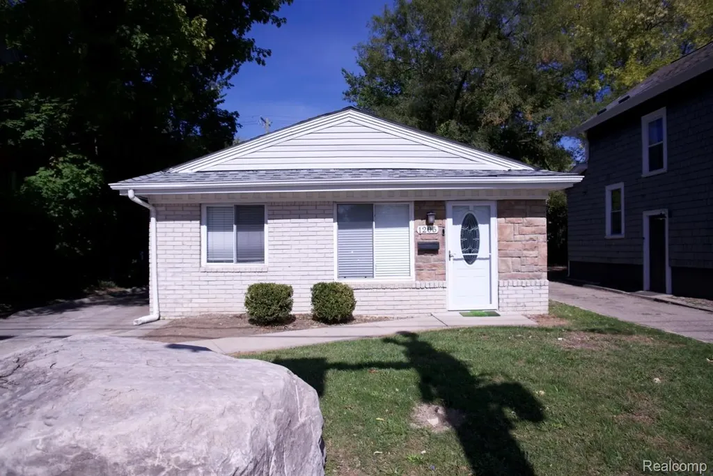 1205 E 14 Mile Road Birmingham City MI 48009