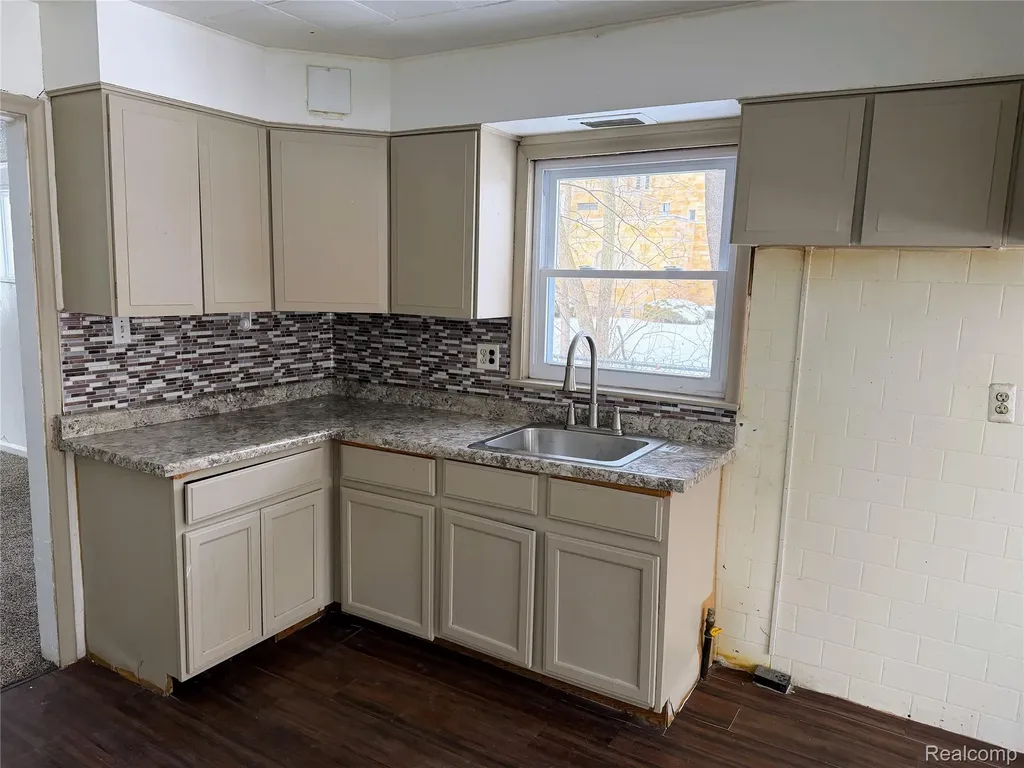 16572 Snowden Street Detroit City MI 48235