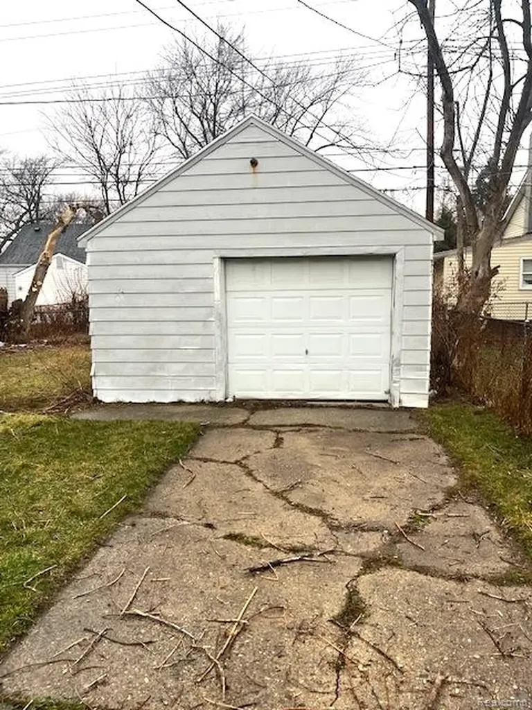 7535 Toepfer Road Warren City MI 48091