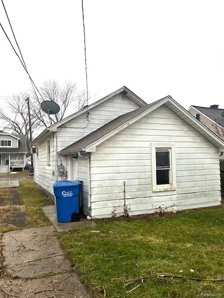 7535 Toepfer Road Warren City MI 48091