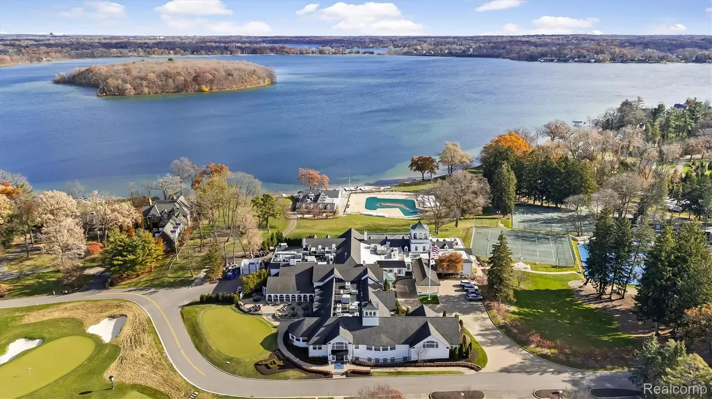 3317 W Shore Drive Orchard Lake Village City MI 48324