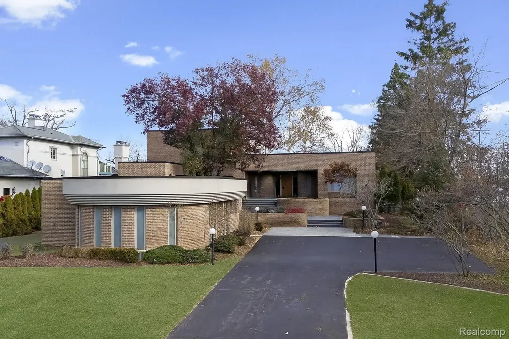 3317 W Shore Drive Orchard Lake Village City MI 48324
