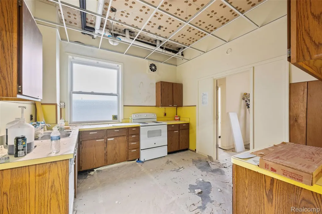 16625 Grand River Avenue Detroit City MI 48227