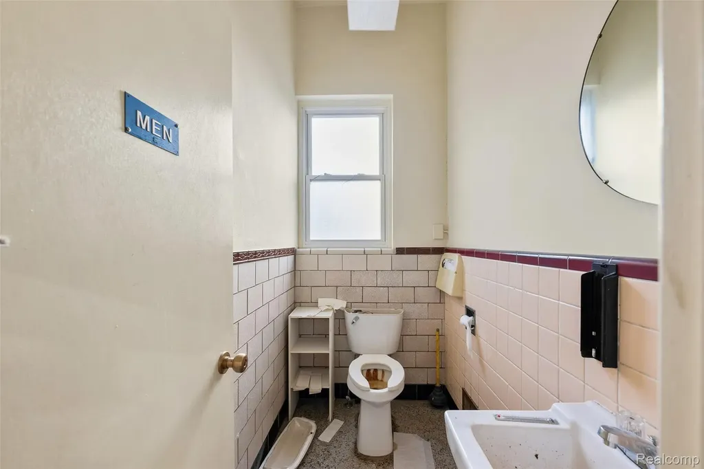 16625 Grand River Avenue Detroit City MI 48227
