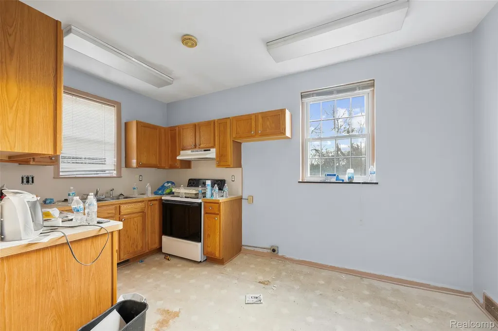 16625 Grand River Avenue Detroit City MI 48227