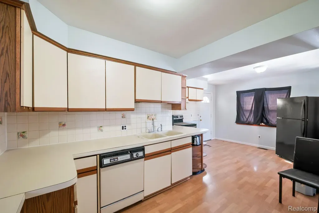 7739 Rosedale Boulevard Allen Park City MI 48101