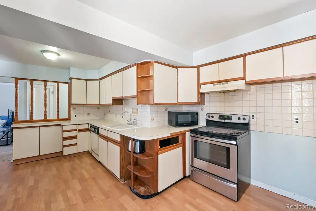 7739 Rosedale Boulevard Allen Park City MI 48101