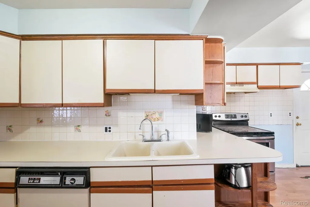 7739 Rosedale Boulevard Allen Park City MI 48101