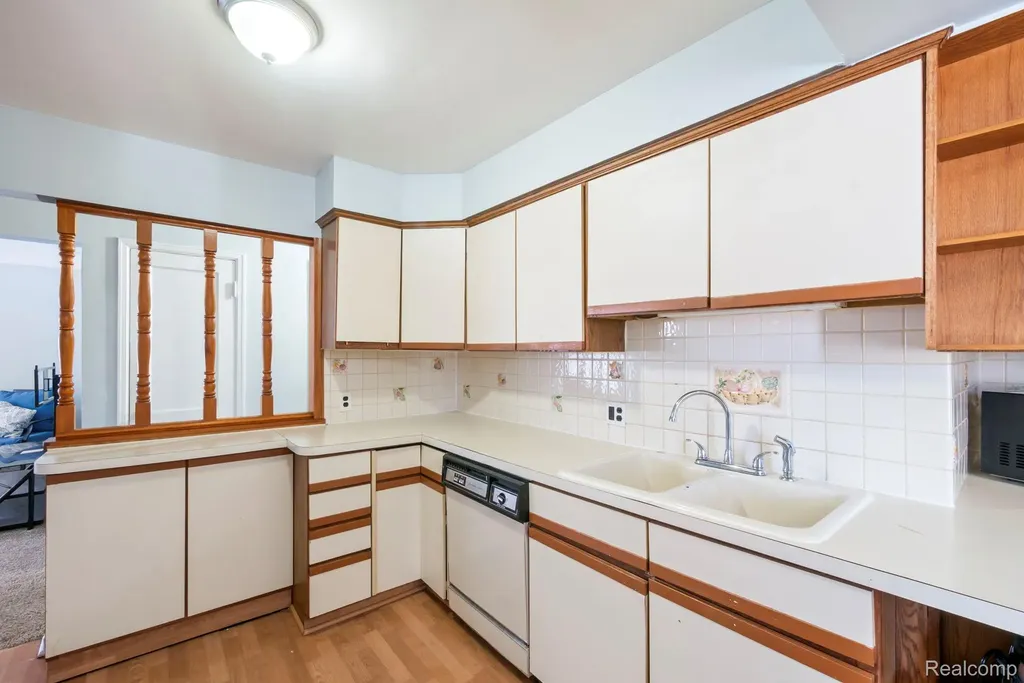 7739 Rosedale Boulevard Allen Park City MI 48101