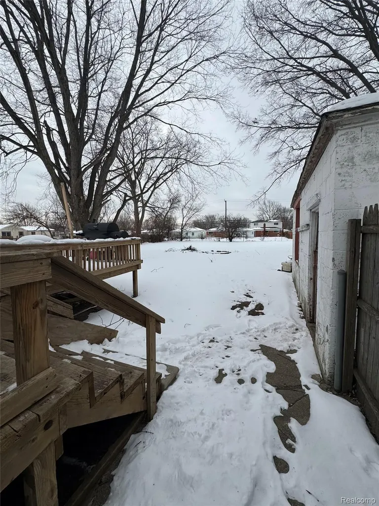 11748 Carney Street Warren City MI 48089
