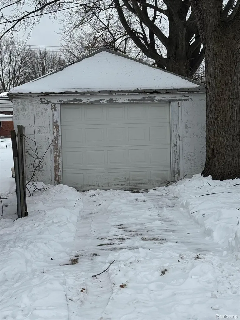 11748 Carney Street Warren City MI 48089