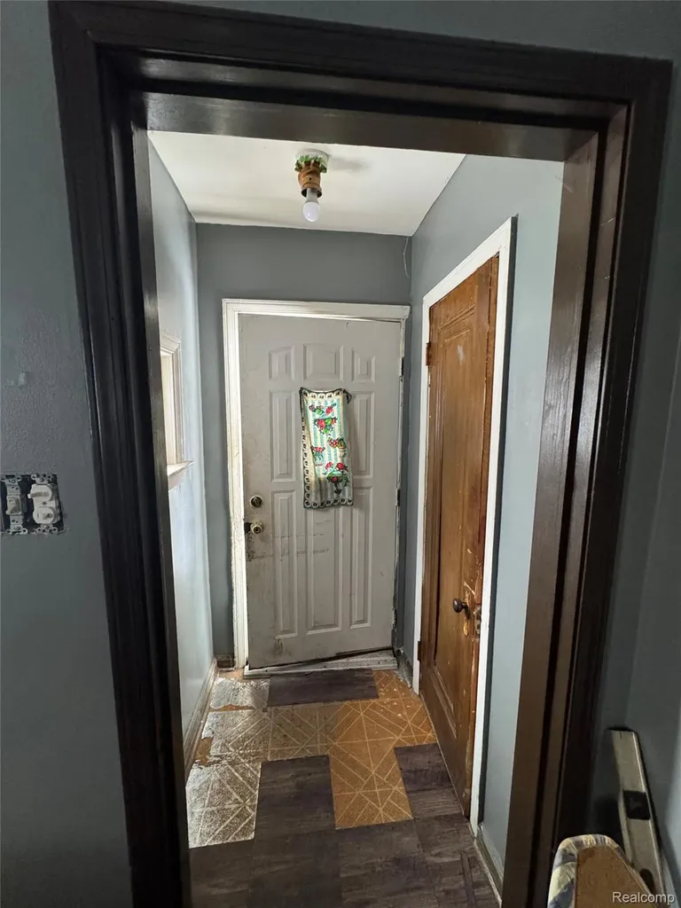 11748 Carney Street Warren City MI 48089