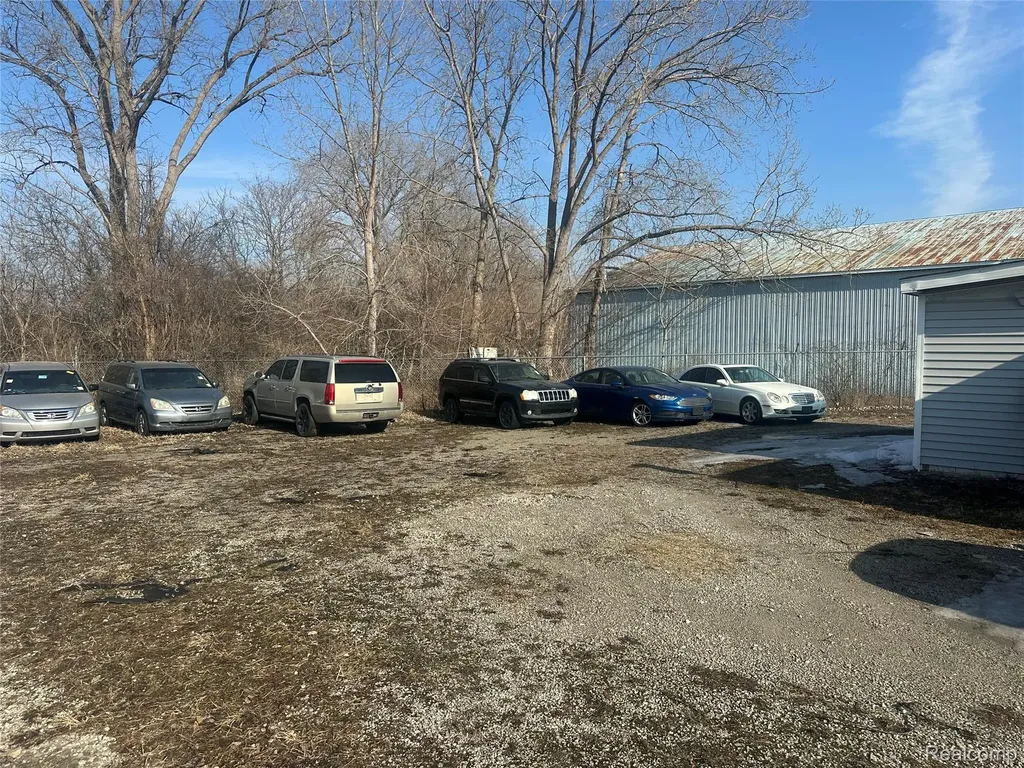 4084 N Dort Highway Flint City MI 48506