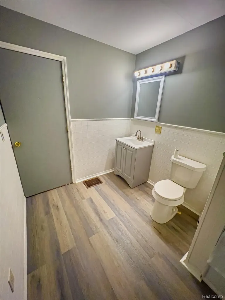 1226 N Grand River Avenue Lansing City MI 48906