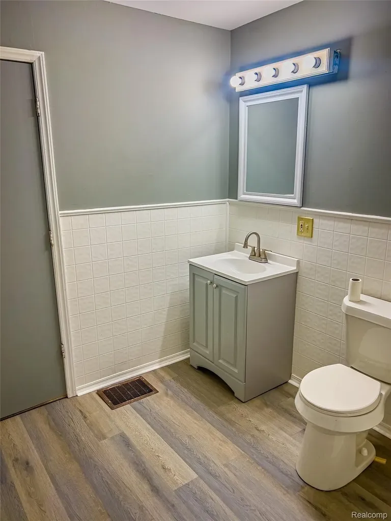 1226 N Grand River Avenue Lansing City MI 48906