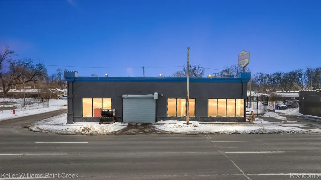 10311 W 8 Mile Road Detroit City MI 48221
