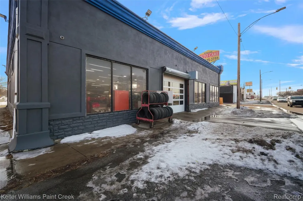 10311 W 8 Mile Road Detroit City MI 48221