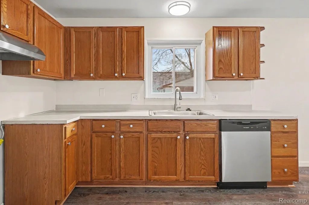13704 Sherman Avenue Warren City MI 48089