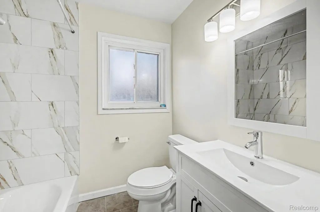 13704 Sherman Avenue Warren City MI 48089