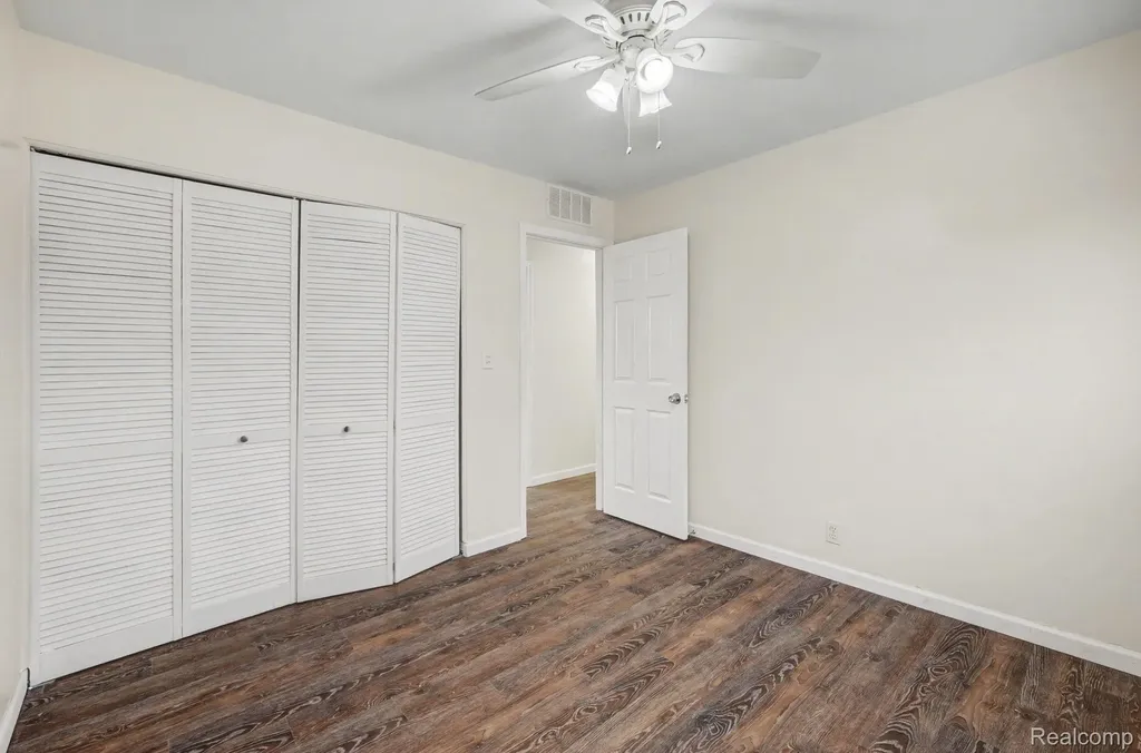 13704 Sherman Avenue Warren City MI 48089