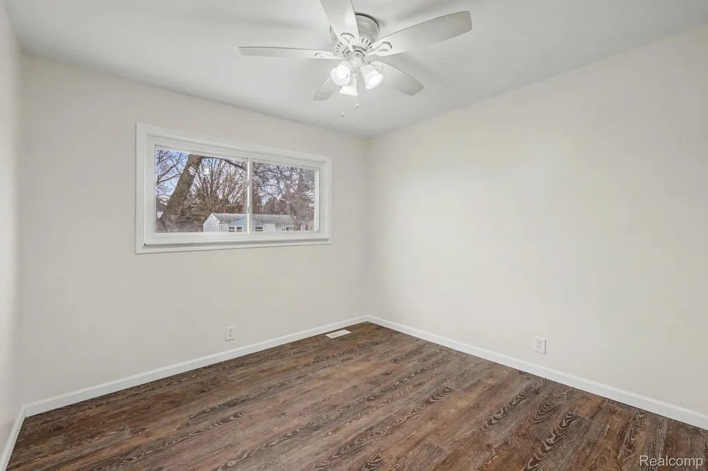 13704 Sherman Avenue Warren City MI 48089