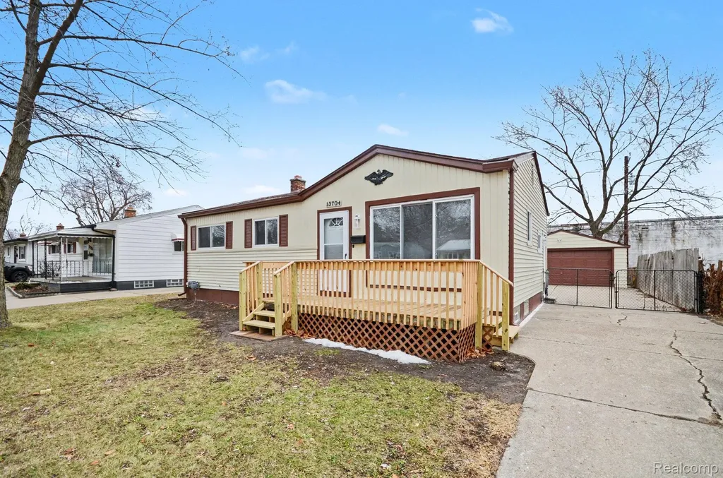 13704 Sherman Avenue Warren City MI 48089