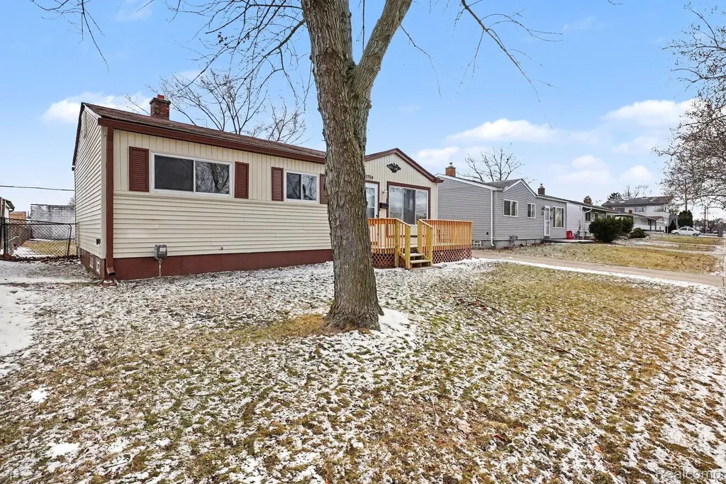 13704 Sherman Avenue Warren City MI 48089
