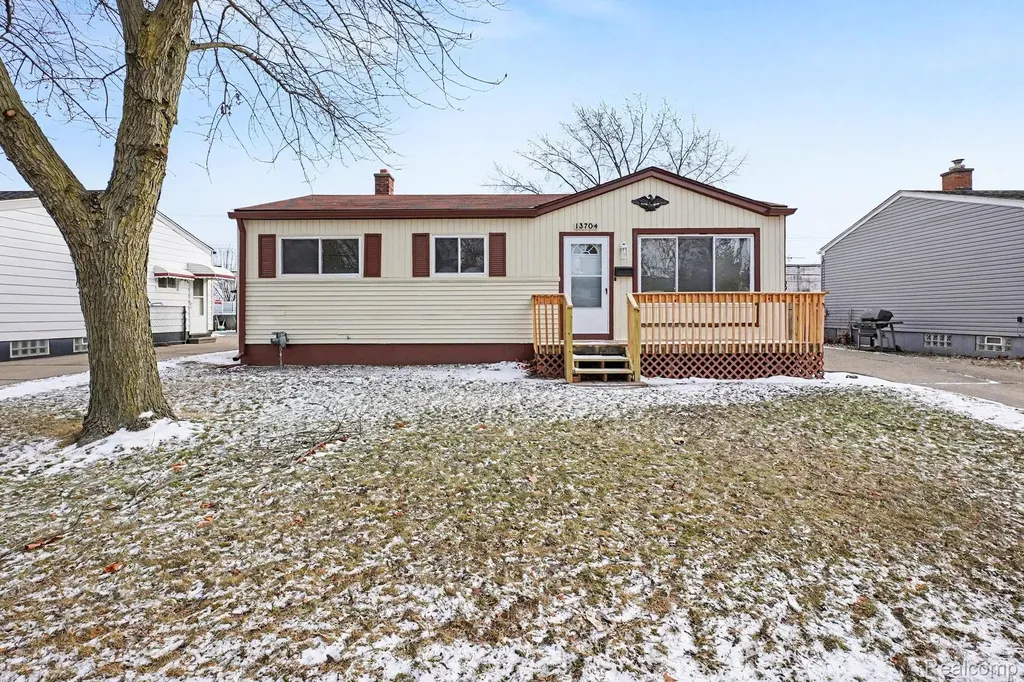 13704 Sherman Avenue Warren City MI 48089