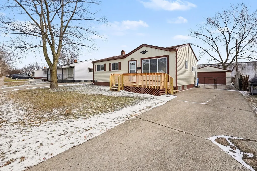13704 Sherman Avenue Warren City MI 48089