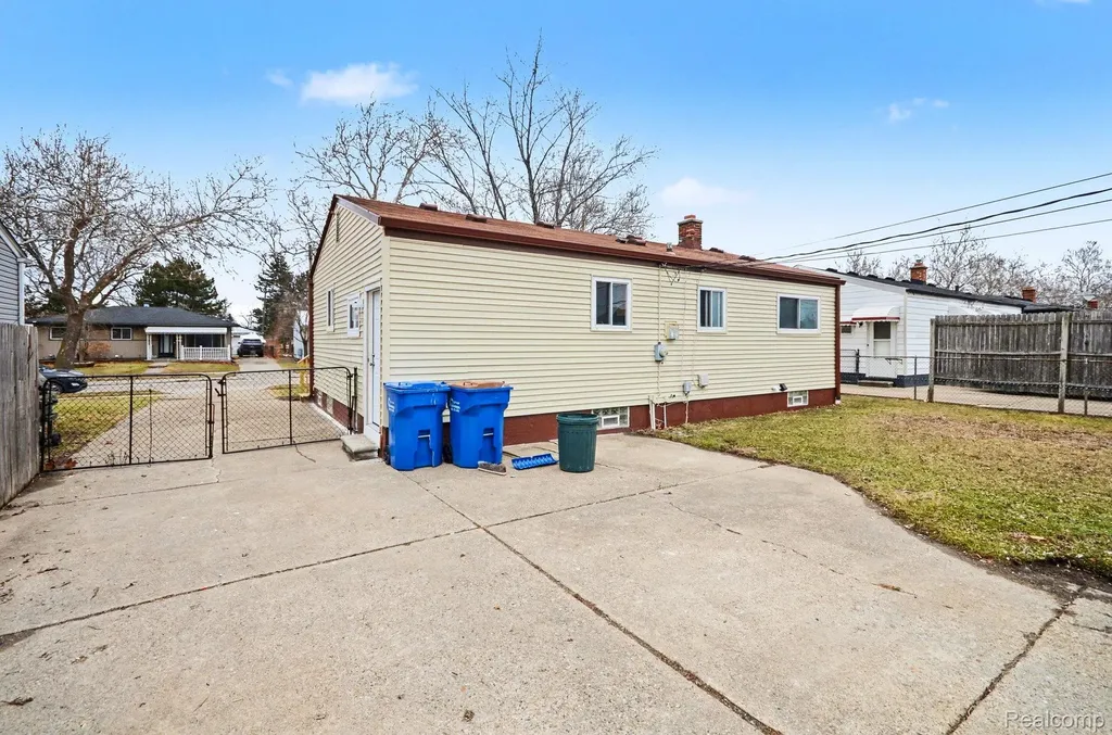 13704 Sherman Avenue Warren City MI 48089