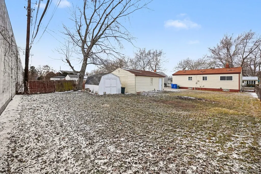 13704 Sherman Avenue Warren City MI 48089