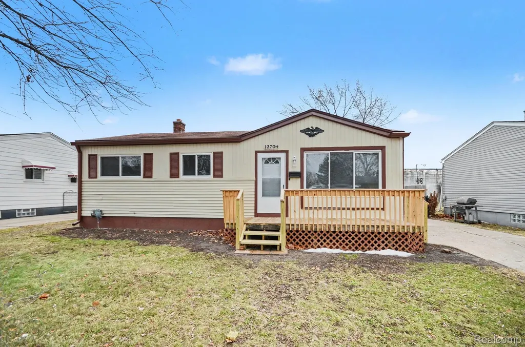 13704 Sherman Avenue Warren City MI 48089