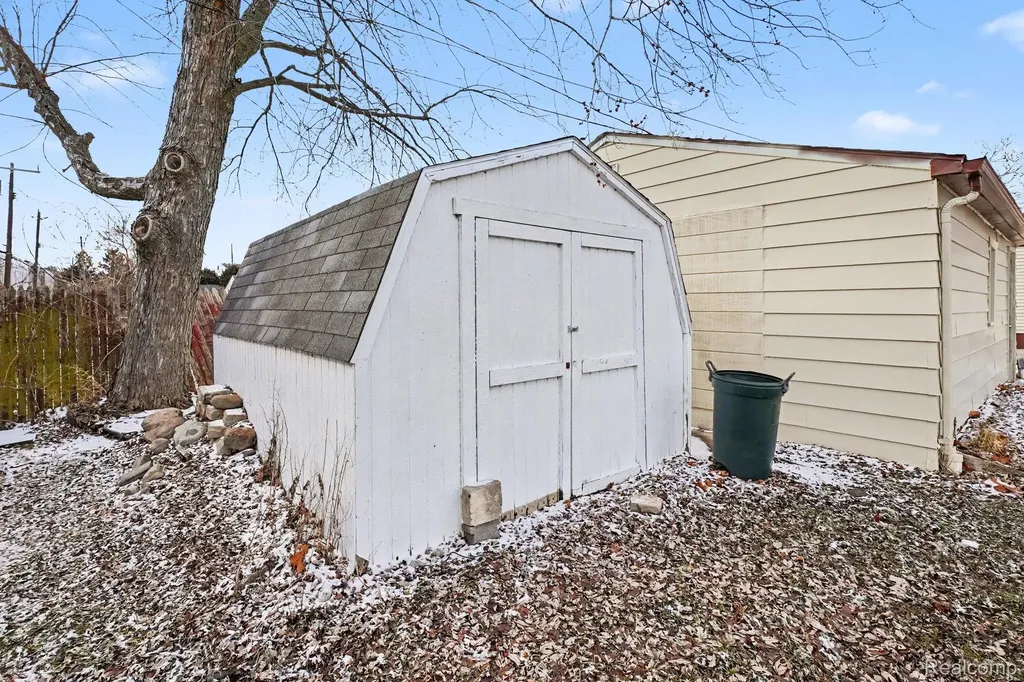 13704 Sherman Avenue Warren City MI 48089
