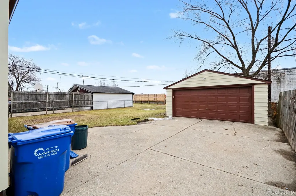 13704 Sherman Avenue Warren City MI 48089