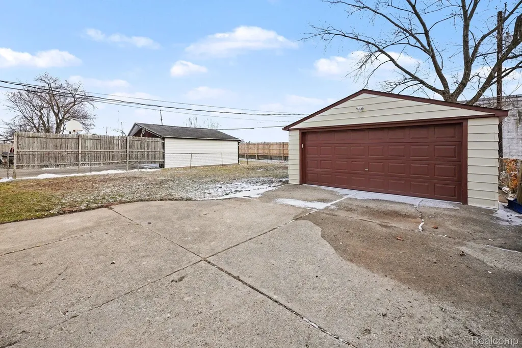 13704 Sherman Avenue Warren City MI 48089