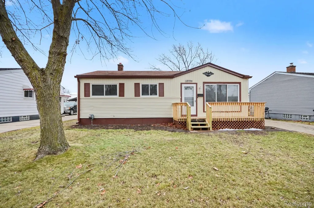 13704 Sherman Avenue Warren City MI 48089