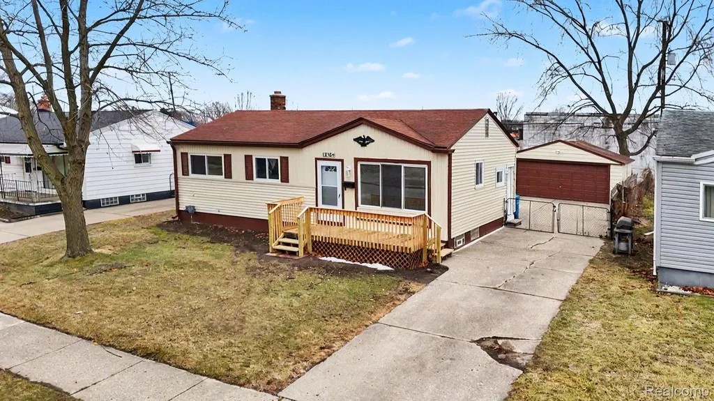 13704 Sherman Avenue Warren City MI 48089