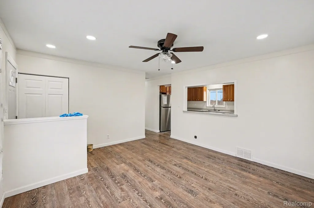 13704 Sherman Avenue Warren City MI 48089