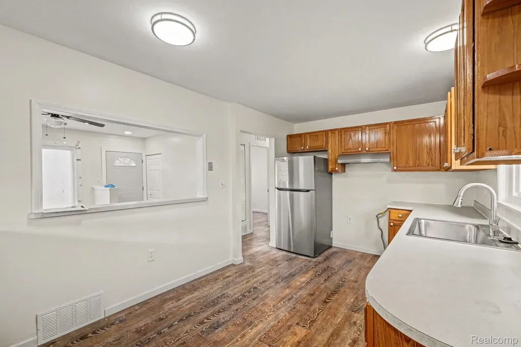 13704 Sherman Avenue Warren City MI 48089